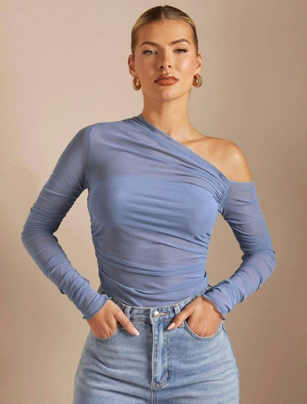 Sofistikert dame-bodysuit, asymmetrisk med rynker og lange ermer, ideell for spesielle anledninger.