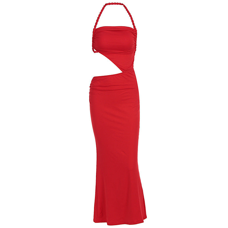 Flott rød festkjole for dame. Asymmetrisk maxikjole med elegante volanger.