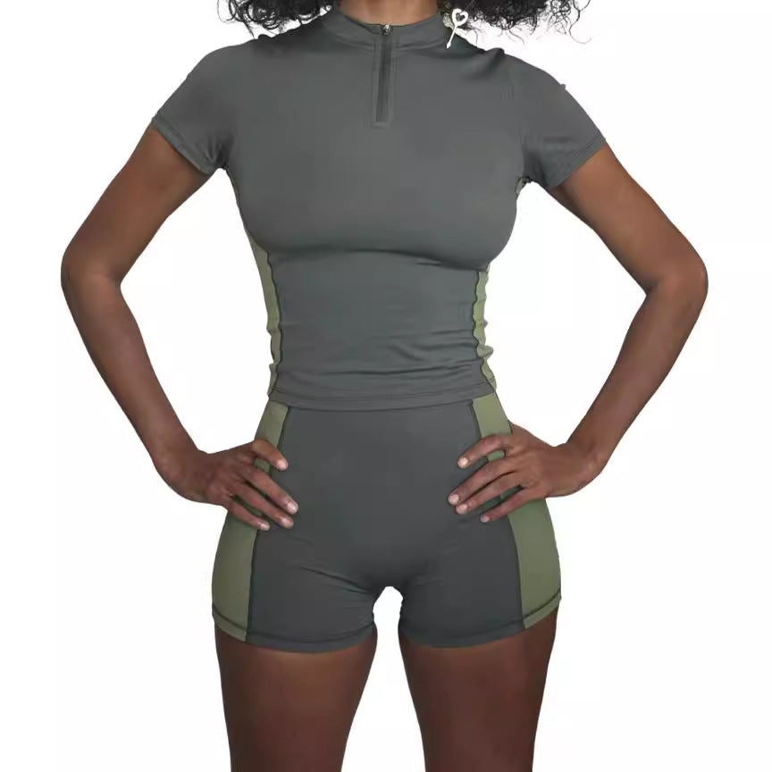Trendy olivengrønt sporty sett for kvinner med kort topp og matchende shorts. Perfekt fritidssett.