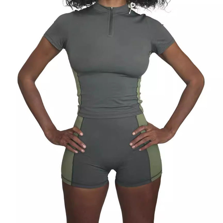 Trendy olivengrønt sporty sett for kvinner med kort topp og matchende shorts. Perfekt fritidssett.