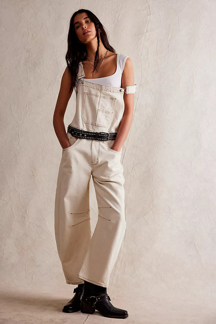 Detalj av justerbare stropper på en offwhite denim jumpsuit, fremhever tilpasningsdyktighet.
