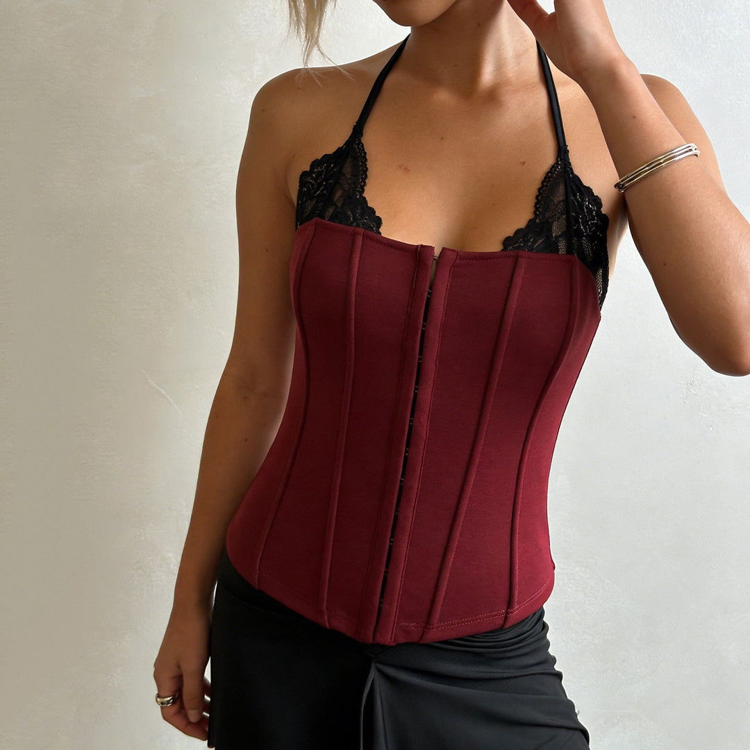 Elegant burgunder damebluse med V-hals, blondeaksenter og figursydd passform. Perfekt festtopp for vår/sommer.