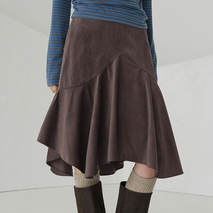 Stilfullt brunt utsvingt skjørt i elegant design. Ideelt for vårmote og sommermote, gir en moderne look.