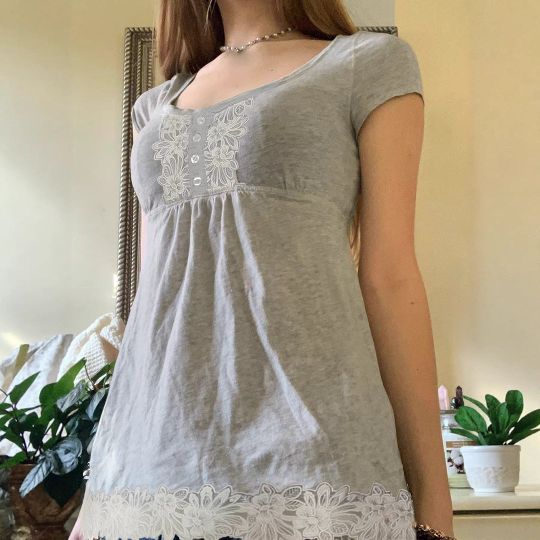 Elegant dame topp med V-hals og knappdetaljer, designet for både casual og formelle antrekk.