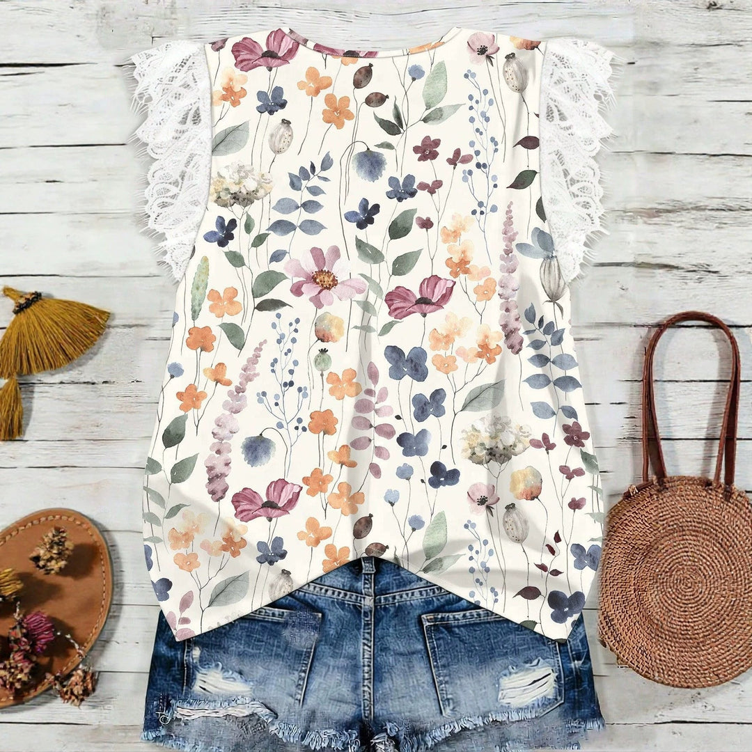 Elegant blondetopp for kvinner med detaljert blomsterdesign. Komfortabel løs passform, ideell hverdagstopp eller sommerbluse.