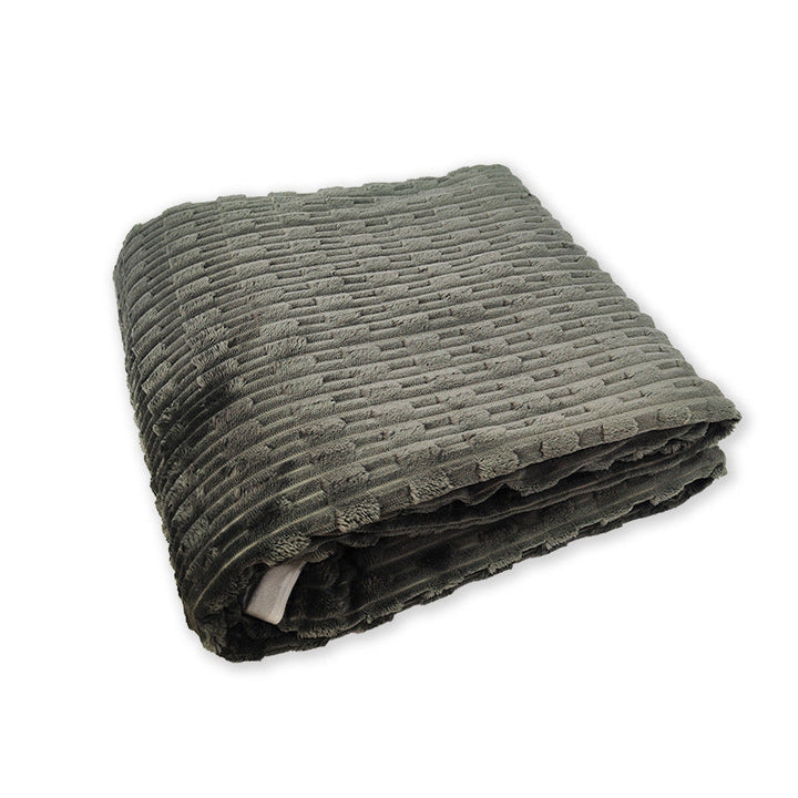 Varmt og mykt grønt fleece teppe drapert over en sofa, perfekt for avslapning og kos.