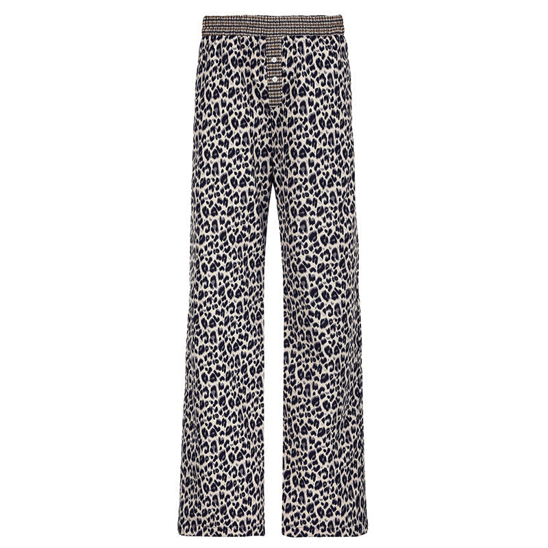 Sammenfoldede trendy leopardbukser for damer. Brun farge og elegant mønster for moderne hverdagsstil.