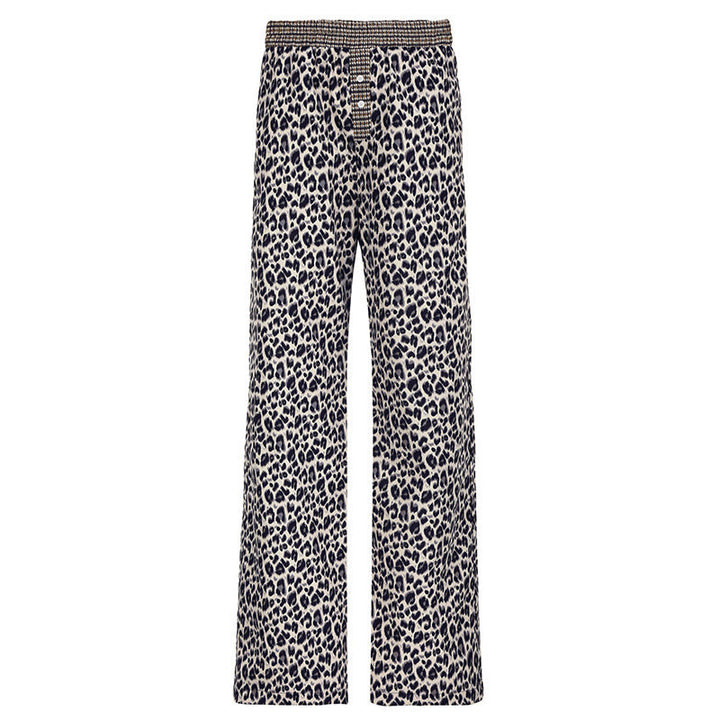 Sammenfoldede trendy leopardbukser for damer. Brun farge og elegant mønster for moderne hverdagsstil.