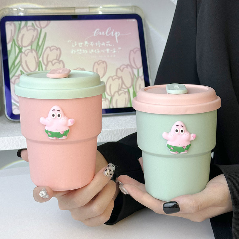 Miljøvennlig damekopp, gjenbrukbar kaffekopp i rosa plast med unikt design for daglig bruk på farten.