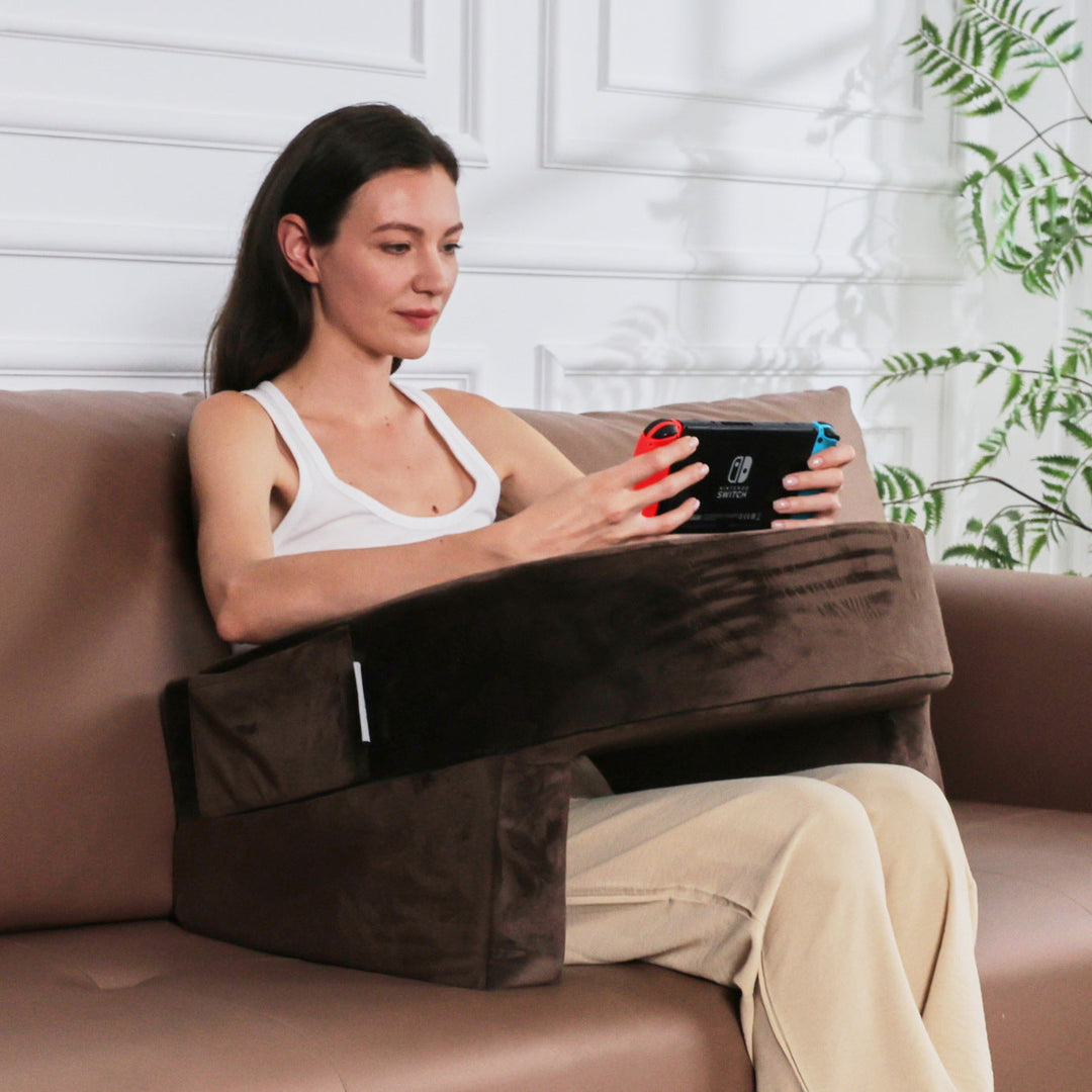 Mørkeblå ergonomisk lesepute med ryggstøtte for optimal komfort under lesing og avslapning hjemme.
