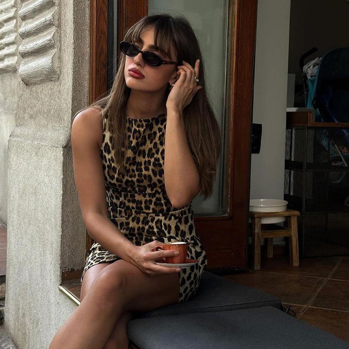 Mønstret leopardkjole for dame, en trendy og elegant minikjole som passer som festkjole.