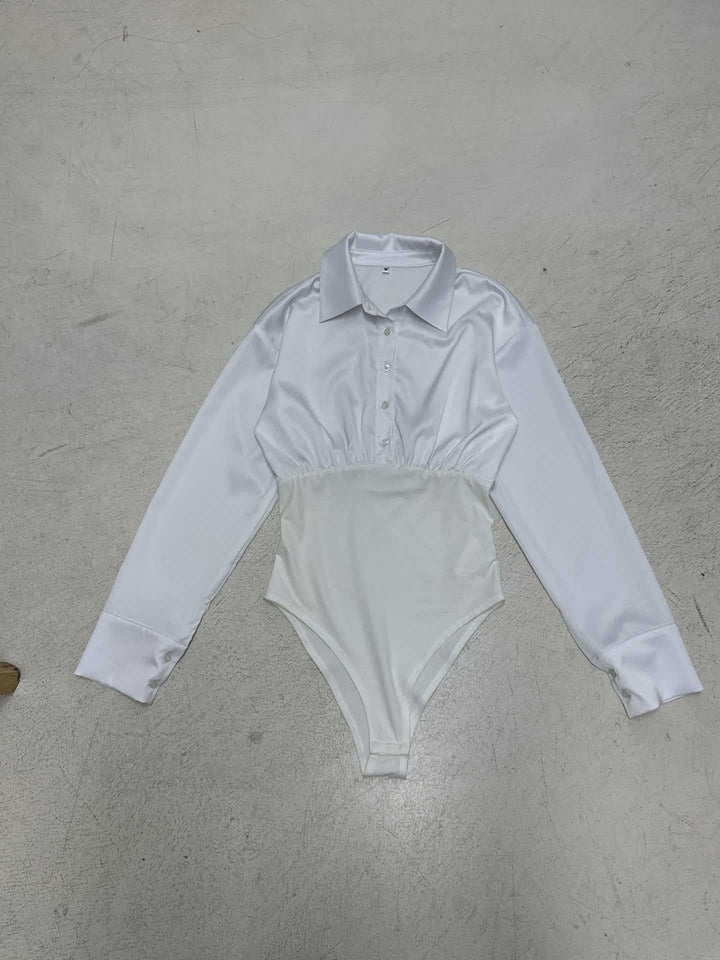 Stilren dame bodysuit for jobb eller hverdag, med klassisk krage og smarte knappedetaljer.