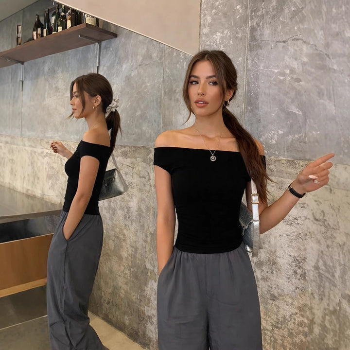 Svart off-shoulder topp for damer, elegant og allsidig, perfekt til sommerfester eller hverdagsbruk.
