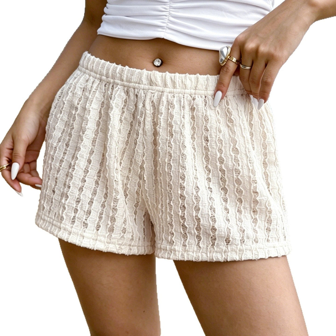 Elegante hvite dame spisshorts med skreddersydd passform. Komfortable og stilige for varme sommerdager.