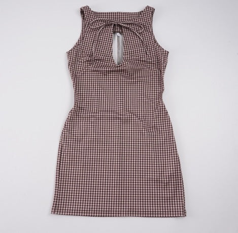 Tettsittende brun vichykjole til dame med ermeløs design og elegant ryggutskjæring. En mønstret sommerkjole.