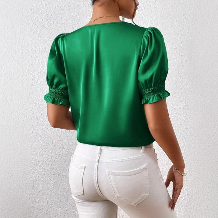 Klassisk damebluse med moderne puffermer, ideell for et elegant hverdags- eller festantrekk.