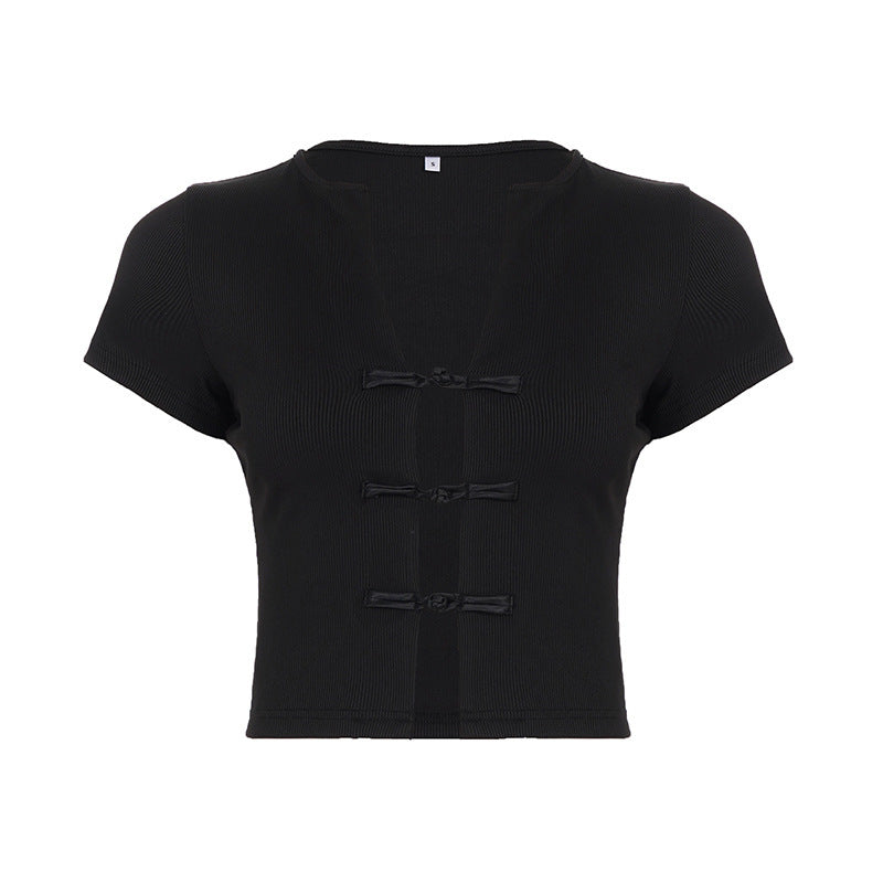 Kortermet festtopp for kvinner med elegante knapper, et stilrent plagg for sesongens mote.