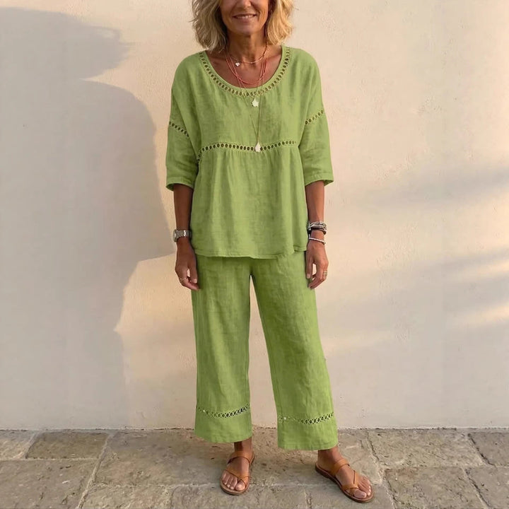 Elegant lyseblått loungewear sett med blondekant. Komfortabelt for vår og sommer, avslappet passform.
