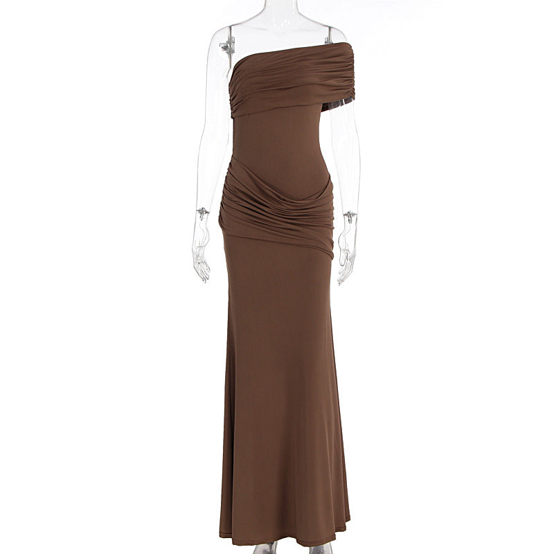 Elegant brun omslagskjole for damer. Komfortabel figurnær passform, V-hals. Ideell for sommerfest og kveldsbruk.