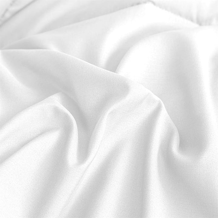 Mykt polyester kastepledd i beige, perfekt for stue eller soverom, gir komfort og stil til interiøret.