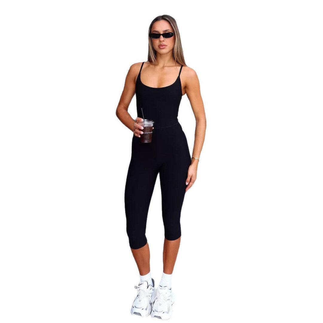 Komfortabel svart jumpsuit for damer, sporty bodysuit-stil med lange ben og justerbare stropper.