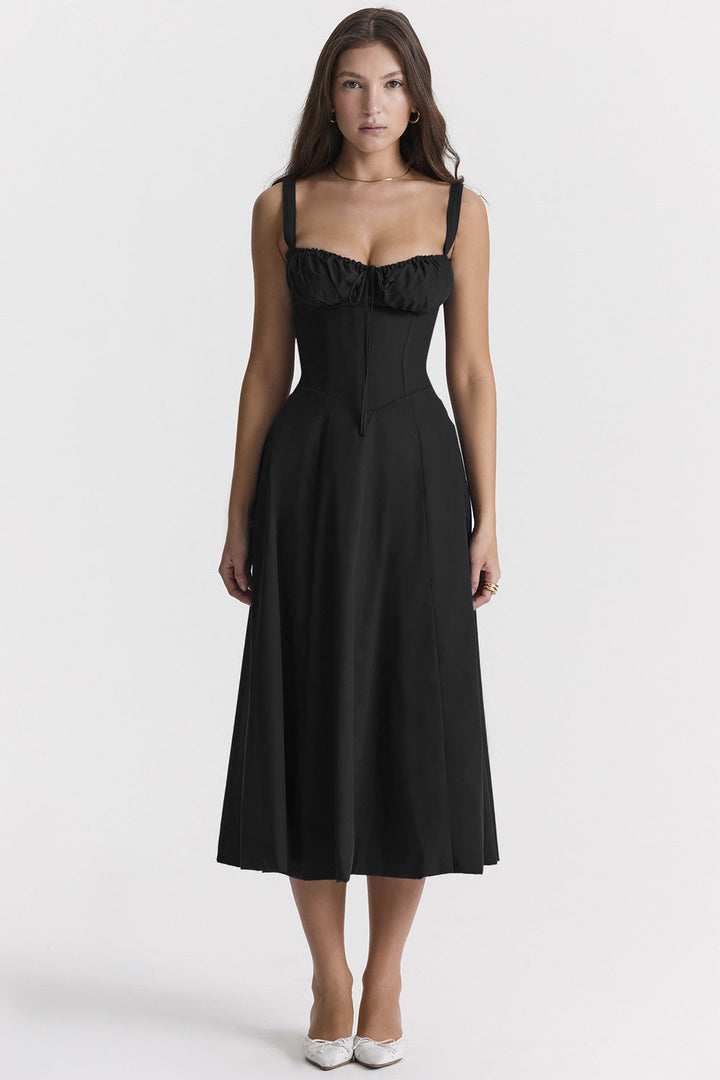 Ermeløs sommerkjole med et vakkert mønster, perfekt for en elegant look og komfort.