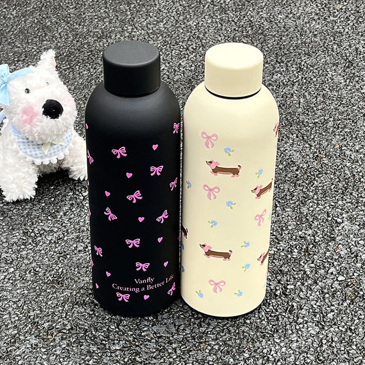 Funksjonell beige 500 ml isolert termoflaske for kvinner. Holder drikken kald eller varm lenge.