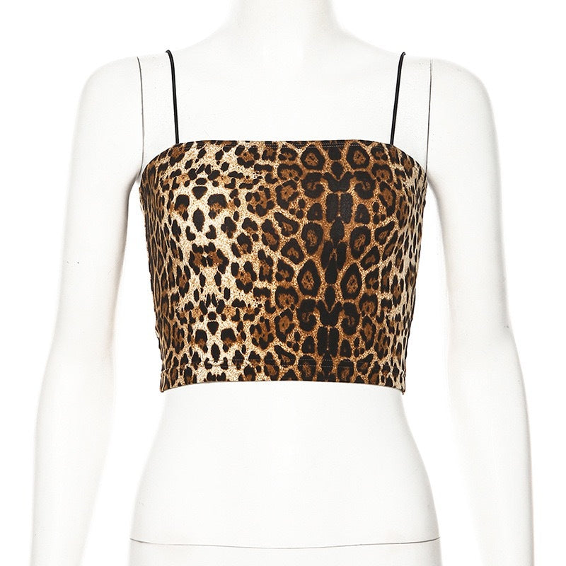 Moteriktig dame crop-top med dyrisk leopardmønster. Brun sommer topp med tynne, justerbare skulderstropper.
