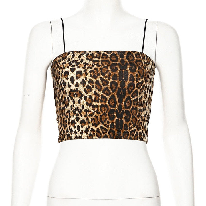 Moteriktig dame crop-top med dyrisk leopardmønster. Brun sommer topp med tynne, justerbare skulderstropper.