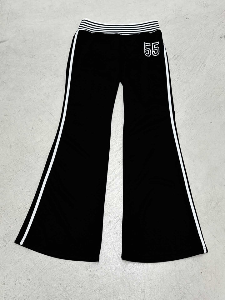 Dame flared joggebukser i svart med stilige sidestriper. Casual og komfortabel vår- og sommerbukse.