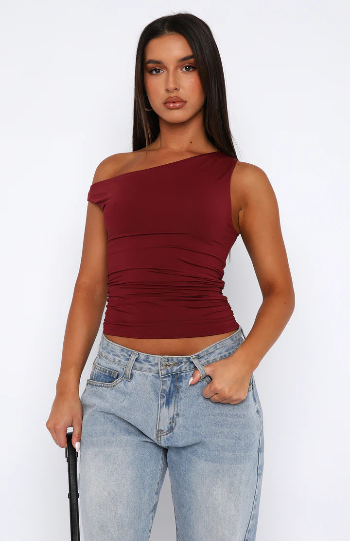 Kvinnelig off-shoulder crop-top i blomsterprint, en trendy vår- og sommerfavoritt for alle anledninger.