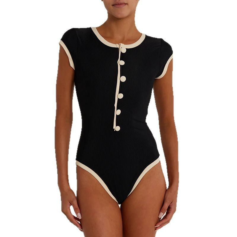 Elegant badedrakt med knappedetaljer. En chic én-del svømmedrakt som passer både til strand og ferie.