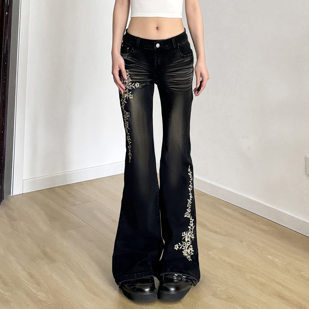 Elegante damejeans med flared passform og unikt blomsterbroderi, et moteriktig valg.