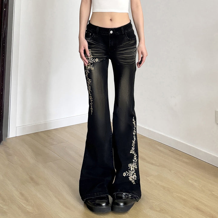 Elegante damejeans med flared passform og unikt blomsterbroderi, et moteriktig valg.