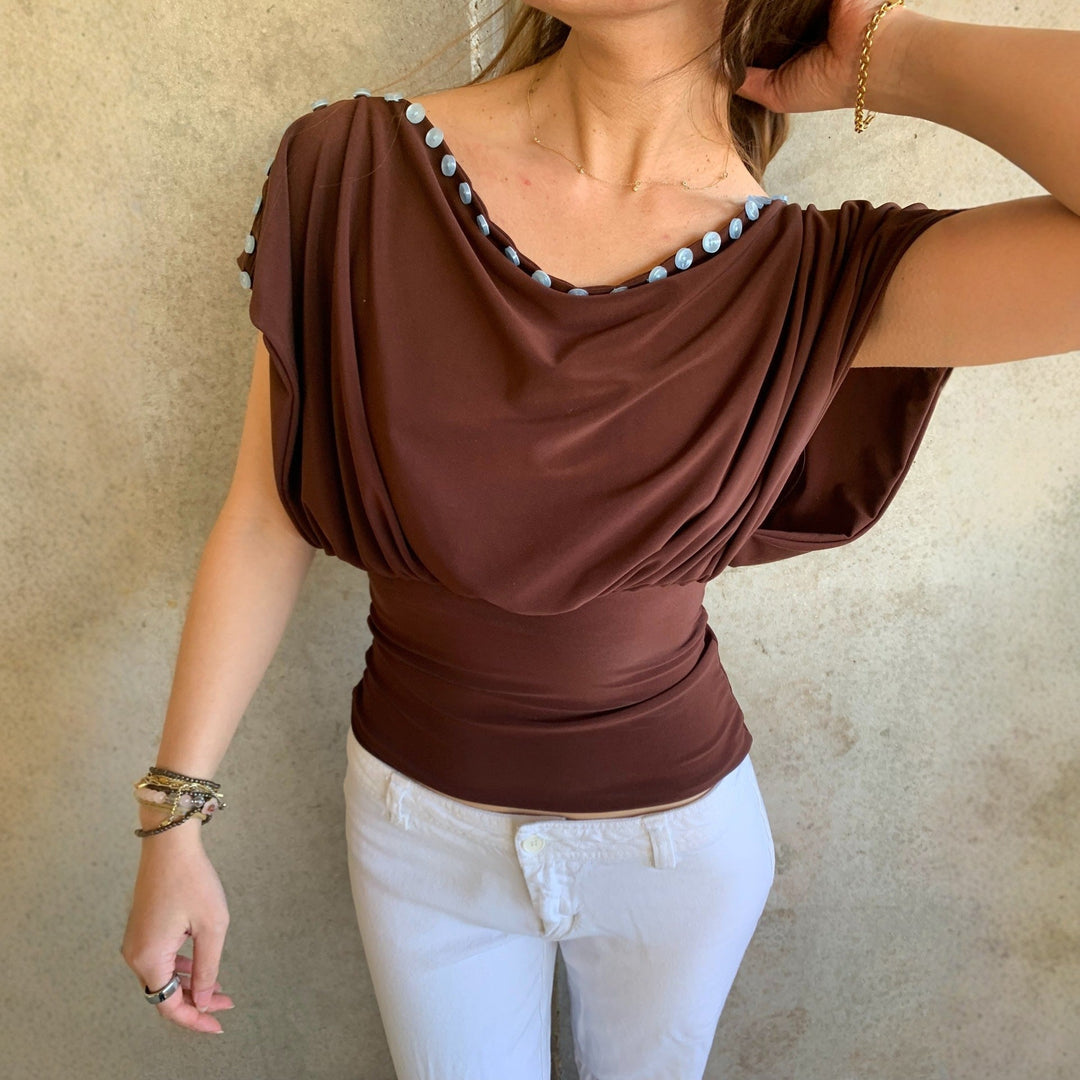 Dame off-shoulder skjorte i brunt, med en rad delikate knapper langs fronten. Trendy og komfortabel topp.