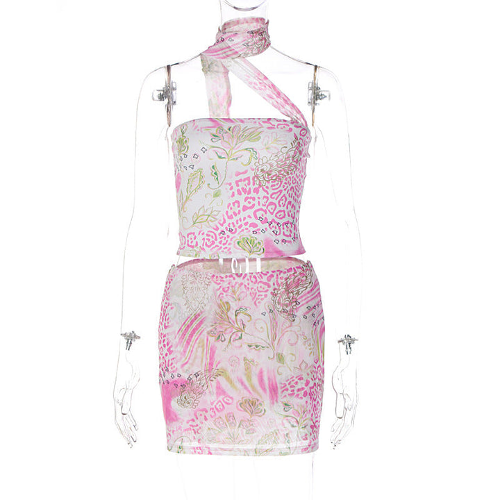 Blomstermønstret halterneck minikjole i rosa for damer. Elegant og figursydd sommer- og festkjole.