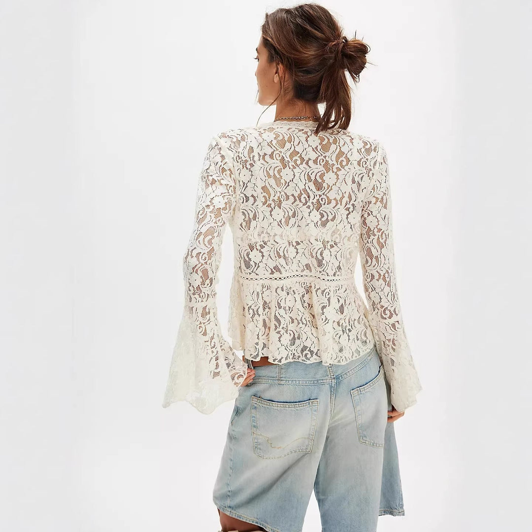 Stilig hvit blondebluse for damer med vide ermer. Elegant festtopp eller casual sommerplagg. Komfortabel og chic.