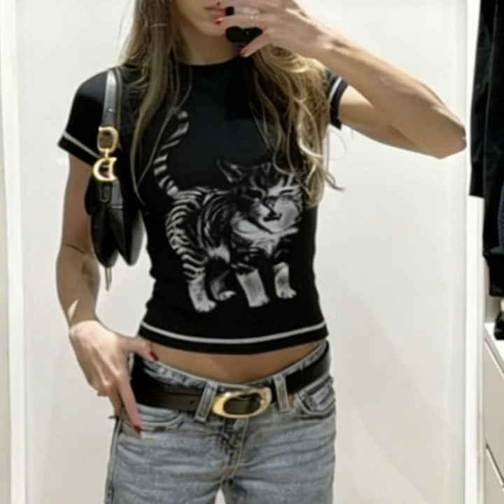 Casual dame t-skjorte med stilig kattemotiv, flott for sommerdager. En trendy gaveide til dyrevenner.