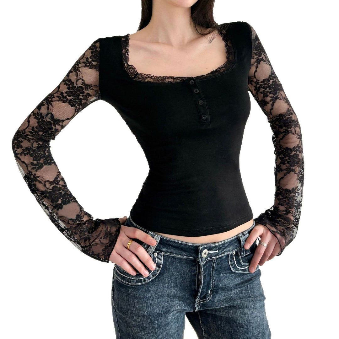 Detaljert bilde av elegant damebluse: Blondekant, knapper og rund hals på den svarte langermede toppen.