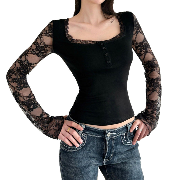 Detaljert bilde av elegant damebluse: Blondekant, knapper og rund hals på den svarte langermede toppen.