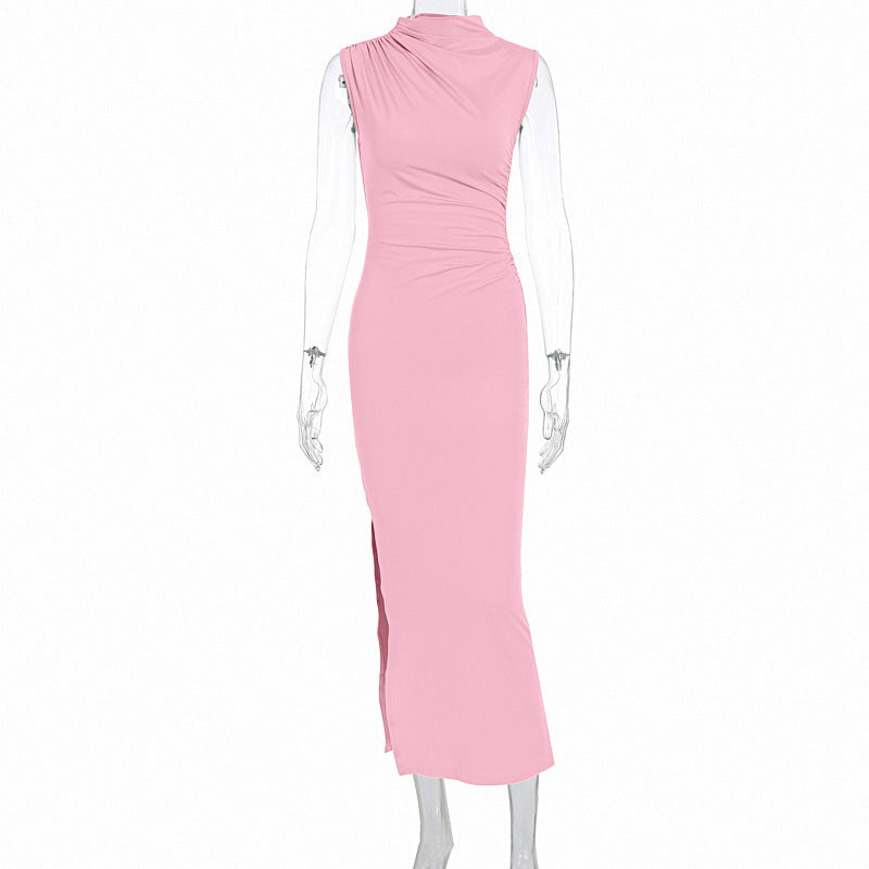 Tidløs figursydd omslagskjole for damer, med elegant drapering og en lekker høy splitt.