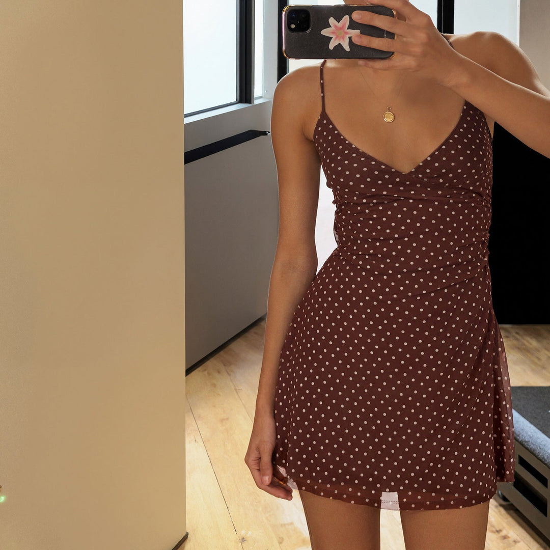 Alltid populær dame topp med små prikker og tynne stropper. En lett og luftig sommertopp for en casual look.