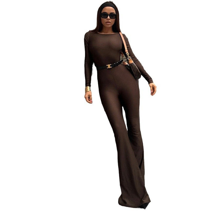 Helkroppsbilde av en grønn dame jumpsuit, med trendy skulderløs stil og brede ben for en chic look.