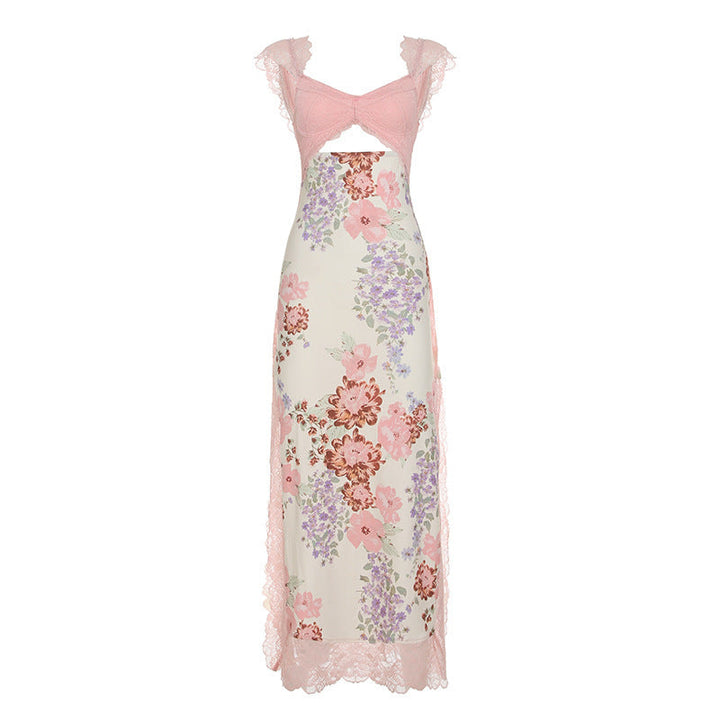 Modell iført en elegant blomsterkjole for dame med blondeaksenter, viser passform for sommerfest.