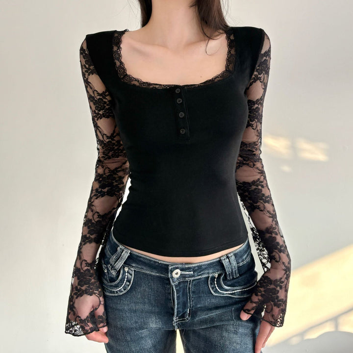 Klassisk langermet damebluse med blonde. Perfekt for kontoret eller elegant fritidsantrekk.