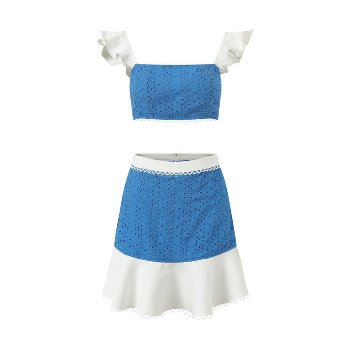 Lekkert dame sommersett: kort topp med volanger og luftig skjørt. Perfekt for varme dager, elegant og lett.