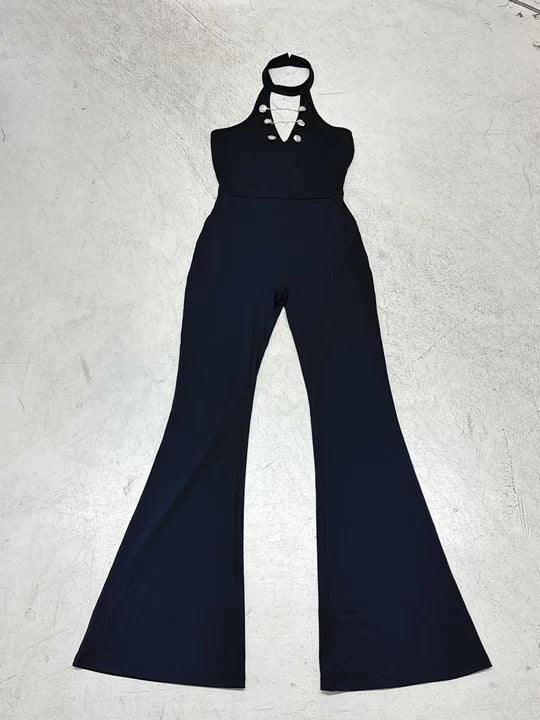 Modell i elegant svart dame jumpsuit med høy utringning og knappedetaljer, viser frem en moderne og stilren passform.