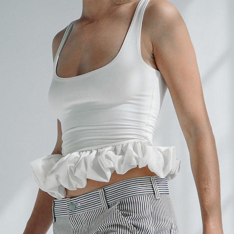 Motebevisst ermeløs dametopp; feminin stil med voluminøs volangkant. Trendy sommermote.