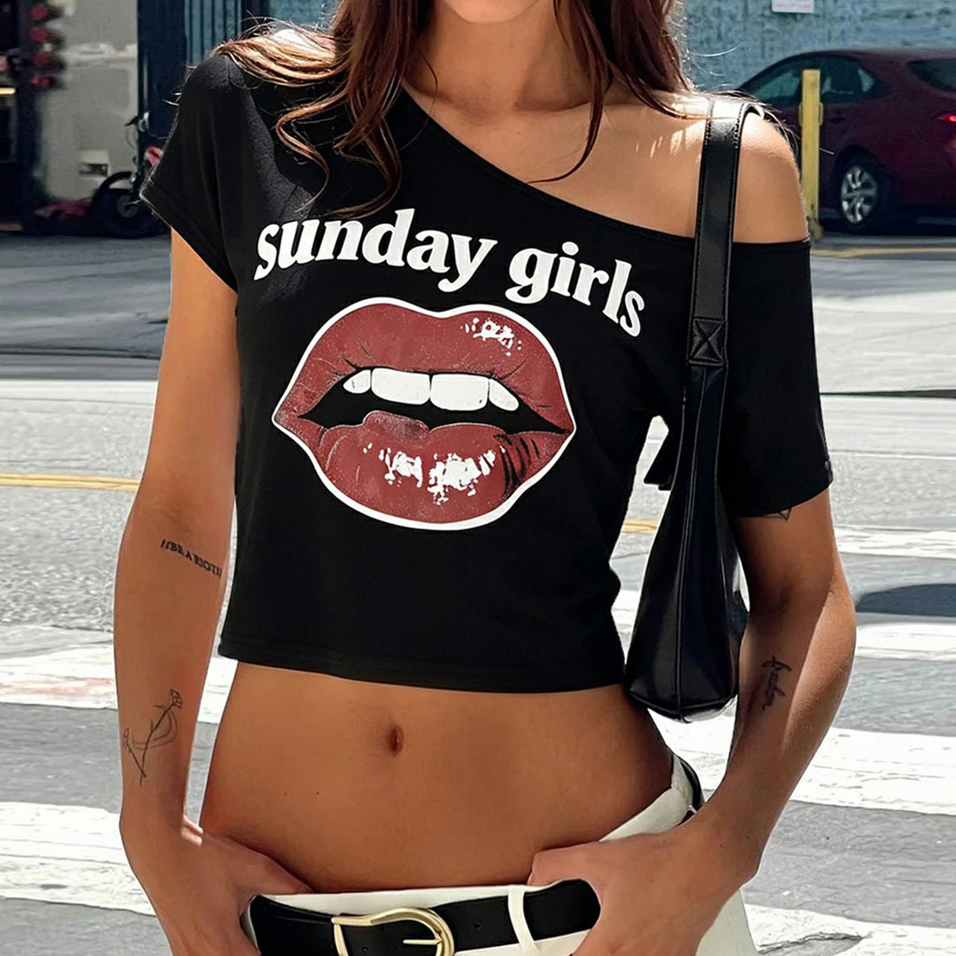 Ungdommelig dame crop-topp med trendy leppemotiv for fritid og sommer, komfortabel passform.