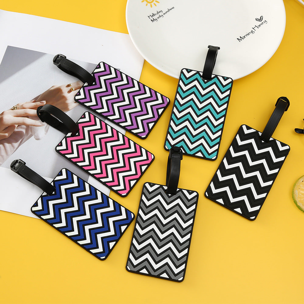 Elegant vanntett bagasjelapp med trendy sikksakk-mønster for enkel koffertidentifisering.